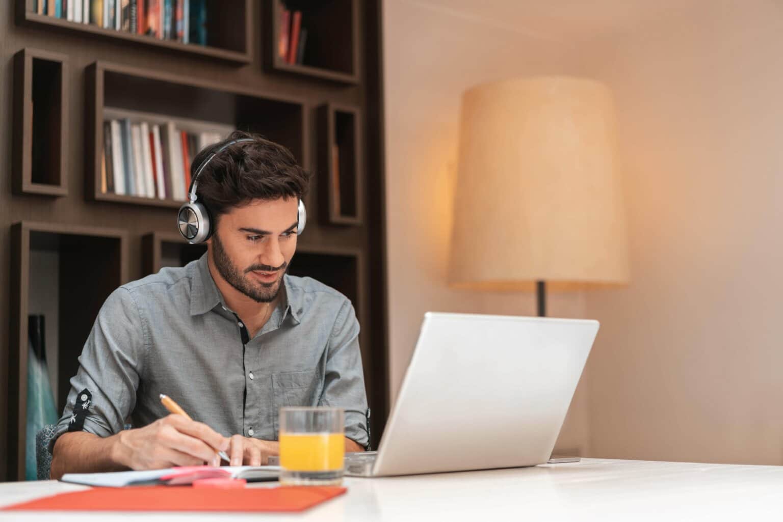 Por que razão o trabalho à distância favorece o relacionamento entre colaboradores?