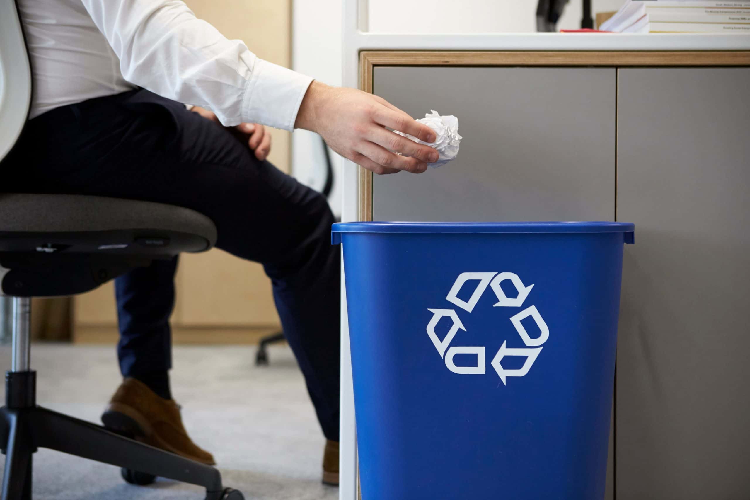 Como pode otimizar a reciclagem de papel no seu escritório?